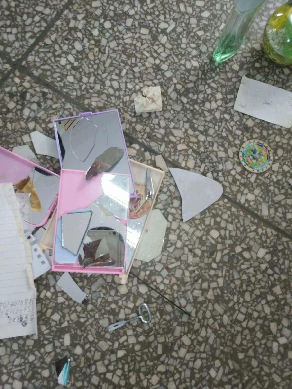 为什么梦到镜子碎了一点(为什么梦到镜子碎了一点没碎)