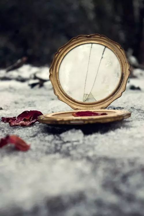 为什么梦到镜子碎了一点(为什么梦到镜子碎了一点没碎)