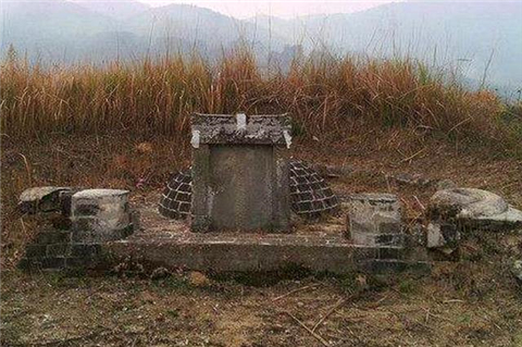 为什么老是梦到在坟上(为什么老是梦到在坟上哭)