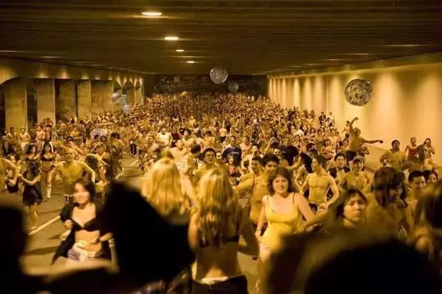 为什么做梦会梦到自己裸奔(为什么做梦会梦到自己裸奔呢)